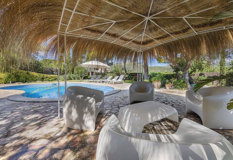 Can Cabana: Gartenmöbel, Möbel, Schwimmbad, Resort, Schatten, Stuhl, Eco Hotel, Regenschirm, Landscaping, Sonnenliege