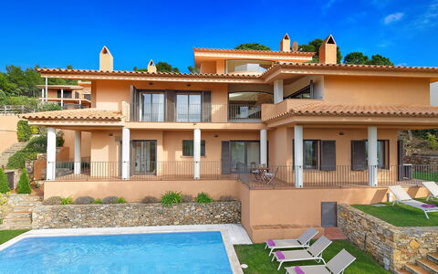 Villa Crab: Schwimmbad, Wohngebiet, Zuhause, Fassade, Die Architektur, Balkon, Estate, Resort, Veranda, Villa