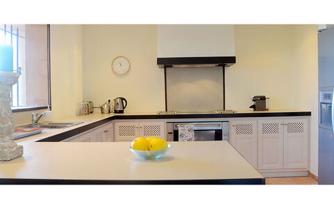 Villa Crab: Küche, Interior Design, Küchengerät, Countertop, Beleuchtung, Decke, Haushaltsgerät, Light Fixture, Herd, Flooring