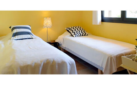 Villa Crab: Bett, Möbel, Schlafzimmer, Interior Design, Bedding, Bettdecke, Linens, Gelb, Fussboden, Flooring