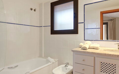 Villa Crab: Armatur, Badezimmer, Flooring, Interior Design, Fussboden, Sinken, Bad Sink, Zapfhahn, Spiegel, Badezimmerschrank