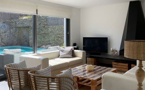 Villa Luisa: Möbel, Interior Design, Couch, Flooring, Fussboden, Wohnzimmer, Zimmer, Beleuchtung, Wohnung