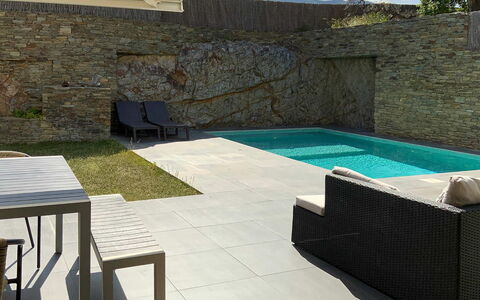 Villa Luisa: Schwimmbad, Gartenmöbel, Verbundwerkstoff, Schatten, Beton, Flagstone, Fliese, Hinterhof, Stuhl, Resort