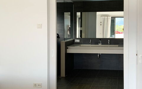Villa Luisa: Armatur, Interior Design, Bad Sink, Flooring, Badezimmer, Sinken, Fussboden, Zapfhahn, Installation, Zuhause