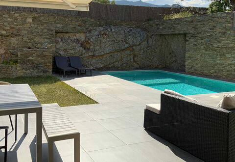Villa Luisa: Schwimmbad, Gartenmöbel, Verbundwerkstoff, Schatten, Beton, Flagstone, Fliese, Hinterhof, Stuhl, Resort