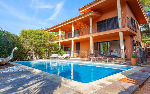 Villa Tamariu: Schwimmbad, Resort, Wohngebiet, Eco Hotel, Verbundwerkstoff, Schatten, Estate, Gartenmöbel, Hazienda, Villa