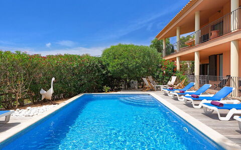 Villa Tamariu: Schwimmbad, Resort, Gartenmöbel, Freizeit, Urlaub, Eco Hotel, Villa, Sonnenliege, Hazienda, Hotel