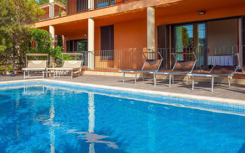 Villa Tamariu: Schwimmbad, Gartenmöbel, Resort, Balkon, Eco Hotel, Wohnung, Sonnenliege, Schatten, Stuhl, Hotel