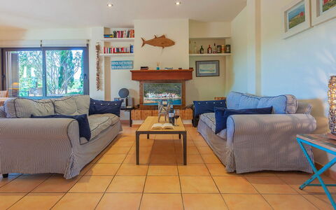 Villa Tamariu: Möbel, Interior Design, Flooring, Couch, Fussboden, Holz, Zimmer, Tabelle, Wohnzimmer, Beleuchtung
