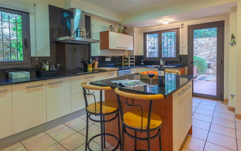 Villa Tamariu: Küche, Countertop, Küchengerät, Möbel, Cabinetry, Interior Design, Major Appliance, Flooring, Holz, Haushaltsgerät