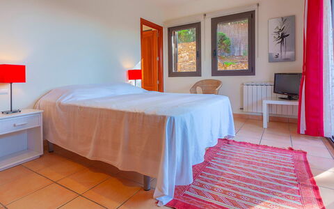 Villa Tamariu: Möbel, Bett, Interior Design, Schlafzimmer, Fussboden, Bettdecke, Flooring, Holz, Bedding, Zimmer