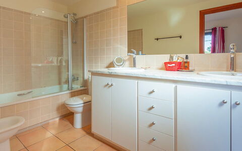 Villa Tamariu: Bad Sink, Armatur, Badezimmer, Sinken, Flooring, Countertop, Cabinetry, Interior Design, Badezimmerschrank, Fussboden