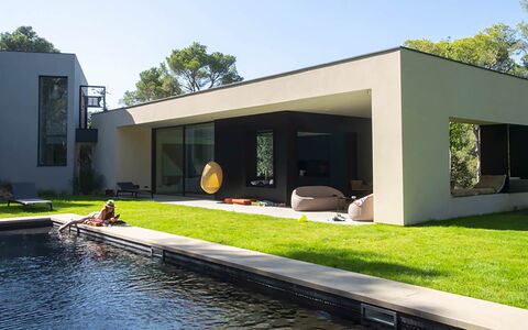 Villa Bamby: Zuhause, Wohngebiet, Garten, Rasen, Estate, Landscaping, Schatten, Hinterhof, Garten, Bauernhaus