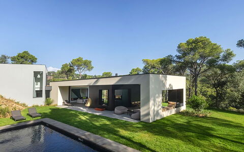 Villa Bamby: Zuhause, Garten, Landscaping, Estate, Bauernhaus, Villa, Hinterhof, Garten, Rasen, Auffahrt