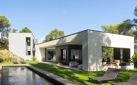 Villa Bamby: Zuhause, Wohngebiet, Landscaping, Garten, Estate, Bauernhaus, Garten, Villa, Hinterhof, Rasen
