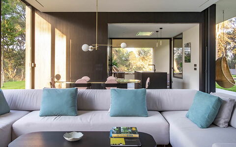 Villa Bamby: Möbel, Interior Design, Flooring, Couch, Wand, Fussboden, Wohnzimmer, Zuhause, Decke, Tabelle