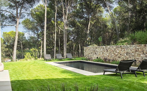 Villa Bamby: Garten, Schatten, Schwimmbad, Landscaping, Gartenmöbel, Rasen, Hinterhof, Garten, Design, Park