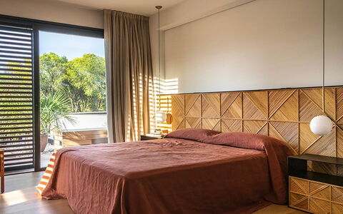 Villa Bamby: Bett, Interior Design, Möbel, Schlafzimmer, Bedding, Flooring, Bettdecke, Fussboden, Holz, Decke