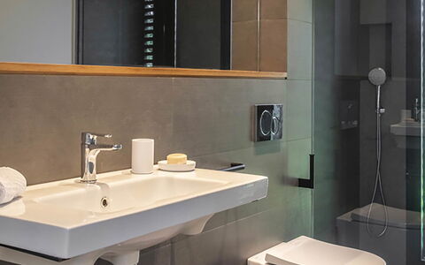 Villa Bamby: Bad Sink, Badezimmer, Armatur, Wand, Interior Design, Sinken, Flooring, Zapfhahn, Spiegel, Fussboden