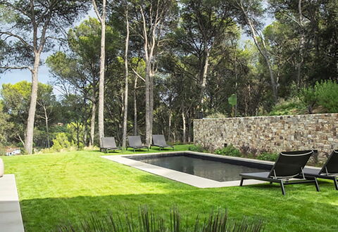 Villa Bamby: Garten, Schatten, Schwimmbad, Landscaping, Gartenmöbel, Rasen, Hinterhof, Garten, Design, Park