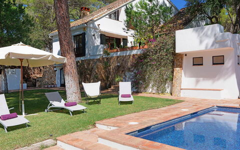Villa Cassiopea: Schwimmbad, Zuhause, Wohngebiet, Resort, Haus, Möbel, Schatten, Estate, Hazienda, Villa
