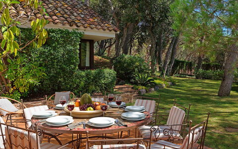 Villa Cassiopea: Möbel, Tabelle, Stuhl, Gartenmöbel, Tisch Im Freien, Garten, Küche & Esszimmer Tisch, Hinterhof, Schatten, Terrasse