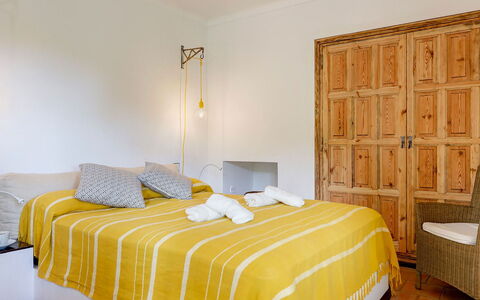 Villa Cassiopea: Möbel, Bett, Interior Design, Schlafzimmer, Wand, Fussboden, Bedding, Flooring, Bettdecke, Holz