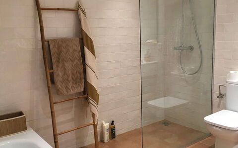 Villa Cassiopea: Flooring, Wand, Fussboden, Badezimmer, Armatur, Interior Design, Fliese, Toilette, Installation, Zimmer