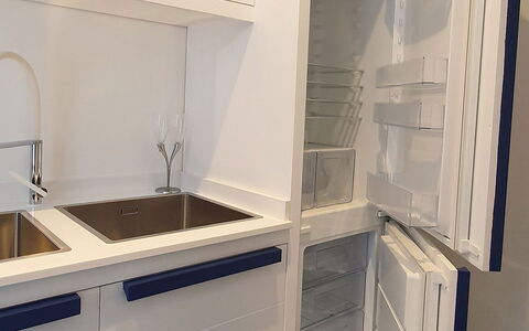 Casa Blue Dream: Flooring, Interior Design, Fussboden, Haushaltsgerät, Küche, Küchengerät, Major Appliance, Cabinetry, Countertop, Glas