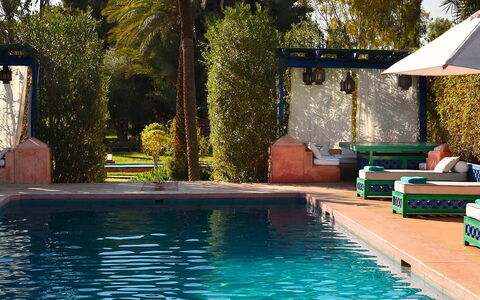 Villa the Garden: Blau, Schwimmbad, Resort, Gartenmöbel, Freizeit, Möbel, Schatten, Eco Hotel, Sonnenliege, Water Feature