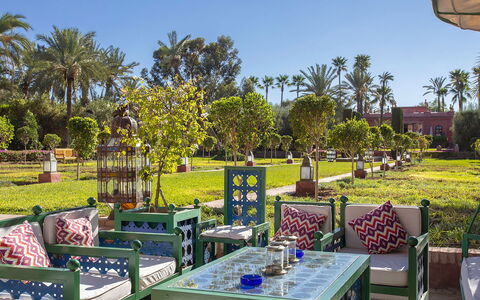 Villa the Garden: Garten, Gartenmöbel, Stuhl, Tisch Im Freien, Landscaping, Resort, Hazienda, Botanischer Garten, Kaffetisch