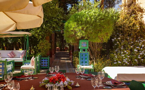 Villa the Garden: Möbel, Tabelle, Tischdecke, Stuhl, Linens, Tisch Im Freien, Restaurant, Gartenmöbel, Garten, Dekoration