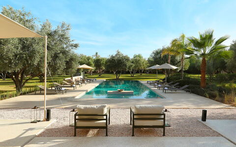 Villa Eleganza: Schwimmbad, Reflexion, Garten, Resort, Schatten, Estate, Gartenmöbel, Landscaping, Reflecting Pool, Teich