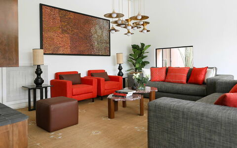Villa Eleganza: Möbel, Interior Design, Wand, Couch, Flooring, Holz, Wohnzimmer, Fussboden, Tabelle, Zuhause
