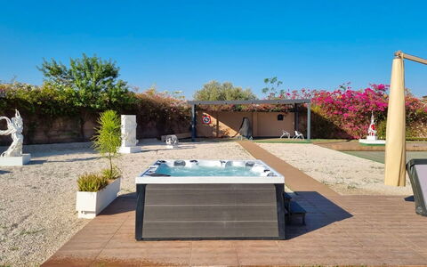 Villa Jamalu: Schwimmbad, Verbundwerkstoff, Freizeit, Schatten, Gartenmöbel, Beton, Blumentopf, Garten, Resort
