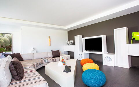 Villa Jamalu: Möbel, Interior Design, Flooring, Fussboden, Decke, Wohnung, Wohnzimmer, Zuhause, Fernsehen, Zimmer