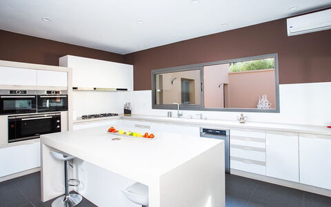 Villa Jamalu: Küche, Interior Design, Cabinetry, Countertop, Küchengerät, Flooring, Decke, Holz, Möbel, Light Fixture