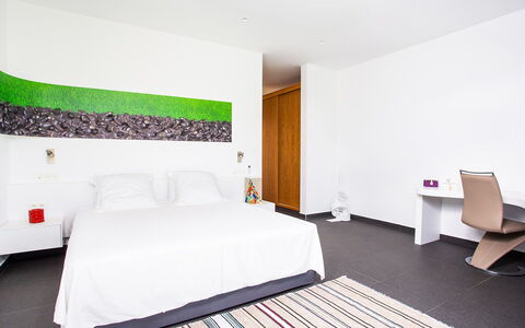 Villa Jamalu: Flooring, Fussboden, Interior Design, Schlafzimmer, Holzboden, Kissen, Bett, Hotel, Dekokissen, Bedding