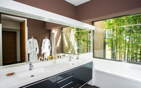 Villa Jamalu: Interior Design, Armatur, Badezimmer, Wand, Bad Sink, Sinken, Flooring, Countertop, Zapfhahn, Zuhause