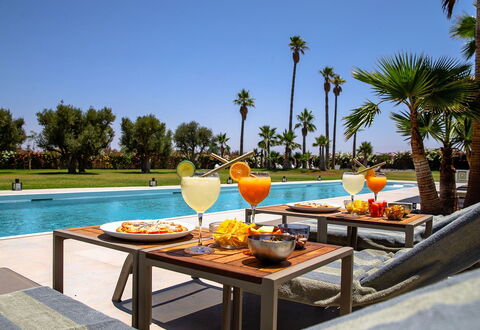 Villa Jamalu: Möbel, Gartenmöbel, Resort, Stuhl, Schwimmbad, Schatten, Freizeit, Eco Hotel, Sonnenliege