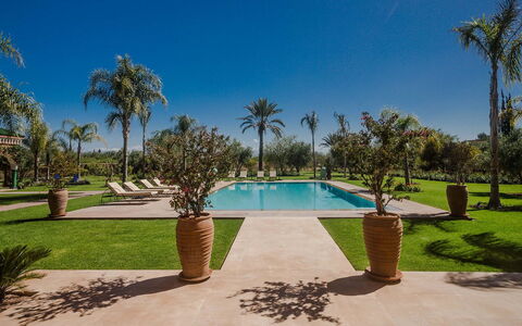 Villa Annarosa: Schwimmbad, Resort, Garten, Landscaping, Hazienda, Eco Hotel, Estate, Schatten, Rasen