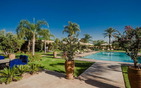 Villa Annarosa: Schwimmbad, Baum, Resort, Gartenmöbel, Regenschirm, Eco Hotel, Schatten, Landscaping, Hazienda, Freizeit