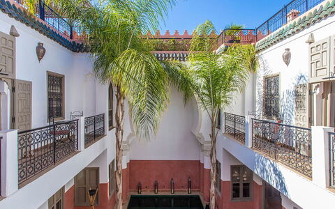 Riad Special: Verbundwerkstoff, Balkon, Hof, Hazienda, Villa, Estate, Water Feature, Symmetrie, Villa, Daylighting