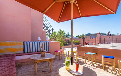 Riad Special: Wohnung, Gartenmöbel, Stuhl, Tisch Im Freien, Blumentopf, Zimmerpflanze, Balkon