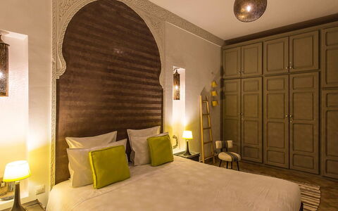 Riad Special: Interior Design, Flooring, Fussboden, Möbel, Schlafzimmer, Beleuchtung, Bett, Bettdecke, Zimmer, Bedding