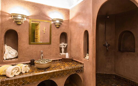 Riad Special: Interior Design, Flooring, Fussboden, Decke, Armatur, Installation, Light Fixture, Fliese, Zapfhahn, Badezimmer