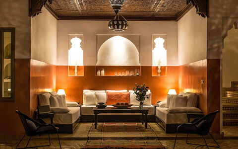 Riad Special: Möbel, Interior Design, Beleuchtung, Flooring, Decke, Fussboden, Couch, Zimmer, Light Fixture, Wohnzimmer