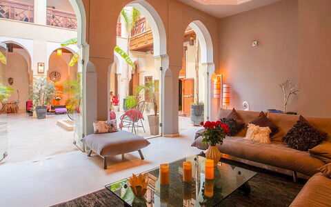 Riad Ikram: Interior Design, Wohnzimmer, Wohnung, Zuhause, Fussboden, Zimmer, Couch, Zimmerpflanze, Kissen