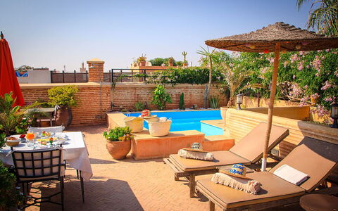 Riad Ikram: Schwimmbad, Möbel, Resort, Gartenmöbel, Sonnenliege, Blumentopf, Stuhl, Regenschirm, Zimmerpflanze, Eco Hotel