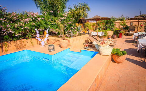 Riad Ikram: Schwimmbad, Resort, Blumentopf, Gartenmöbel, Regenschirm, Eco Hotel, Möbel, Freizeit, Sonnenliege, Hazienda